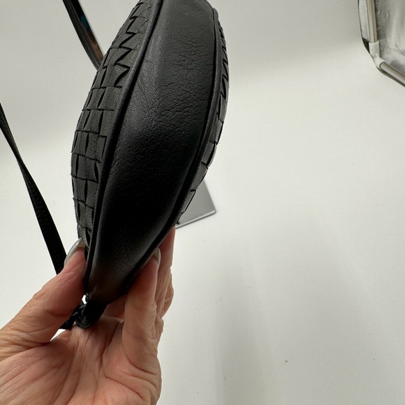 Bally-Authentic-Black Leather rounded Crossbody - Picture 4 of 14